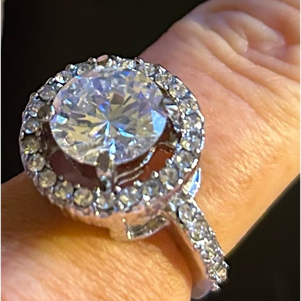 Gorgeous 5 carat center stone wedding ring size 8